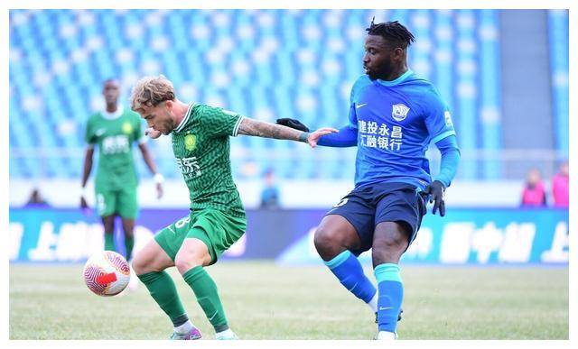 体操大师赛焦点战：河套雄狮队大胜海滨雷豹队，外线火力全开。禁区内连续解围的简单介绍